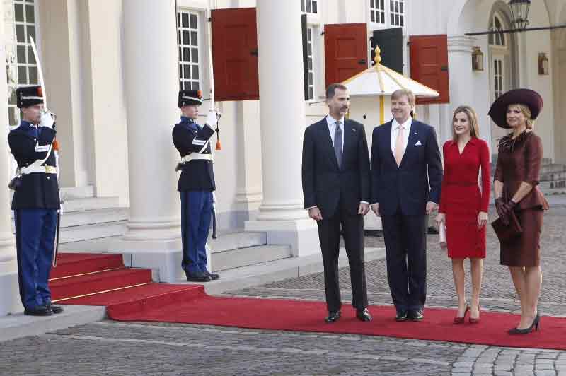 Protocolo visita real. Sus Majestades los Reyes posan con Sus Majestades los Reyes de los Países Bajos. Patio del Palacio Noordeinde