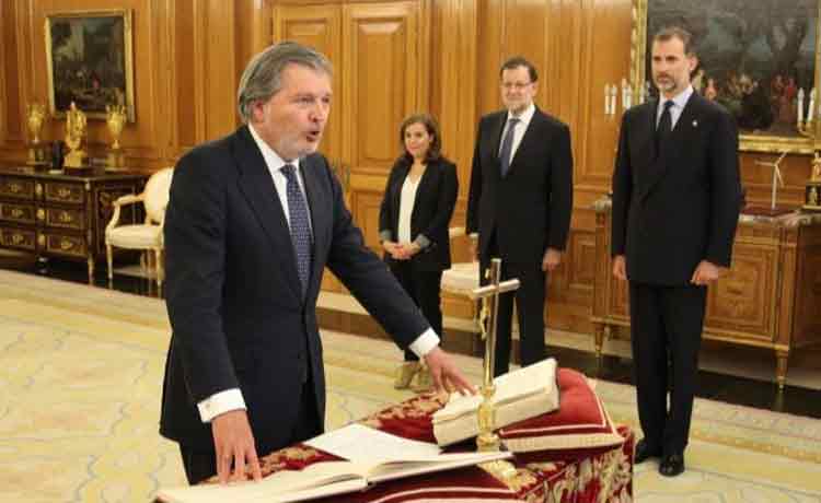 Jura cargo de un Ministro. El nuevo ministro de Educación, Cultura y Deporte, Íñigo Méndez de Vigo, jura su cargo ante Su Majestad el Rey