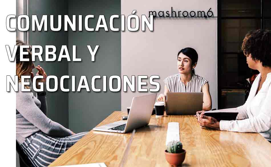 Negociar con palabras. Mujeres charlando en la oficina