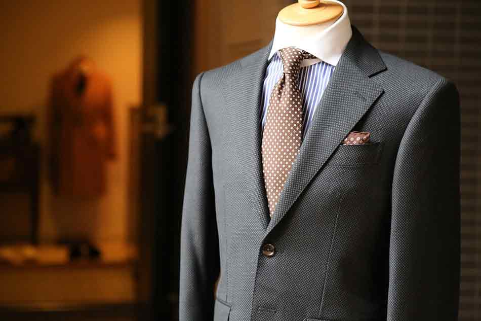 Elegancia masculina. Los buenos modales y el vestuario son complementarios. Elegante traje de caballero