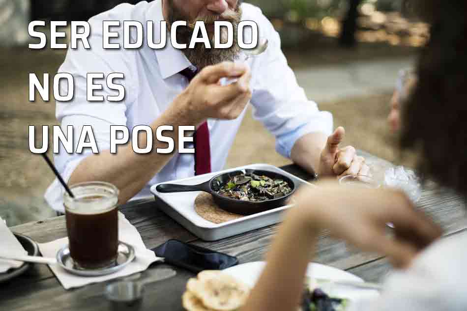 Ser educado. Ser educado es algo más que saber poner la mesa. La buena educación debe ser un hábito. Pareja comiendo