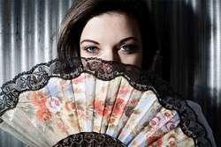 Abanico. Mujer detrás de un abanico.