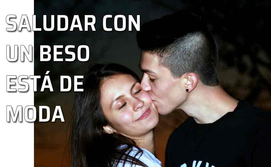 Saludar con un beso. Pareja besándose. Saludar con un beso