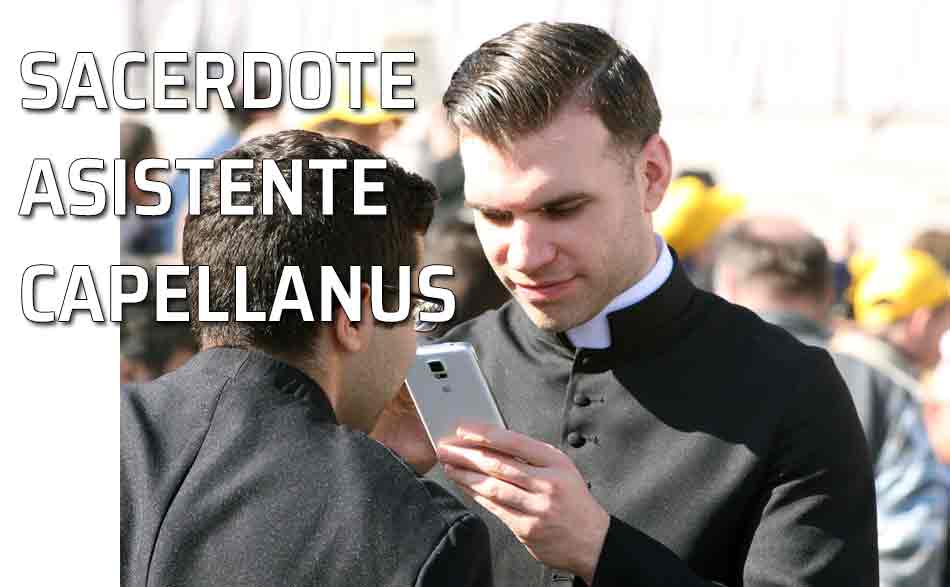 Sacerdote asistente. Sacerdote mirando su teléfono móvil-celular