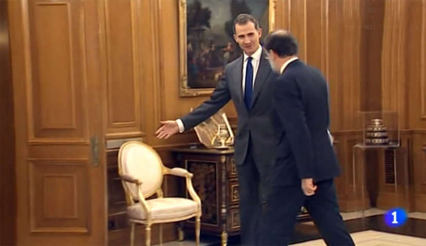 Ceder el paso. Felipe VI cede el paso a Mariano Rajoy Brey