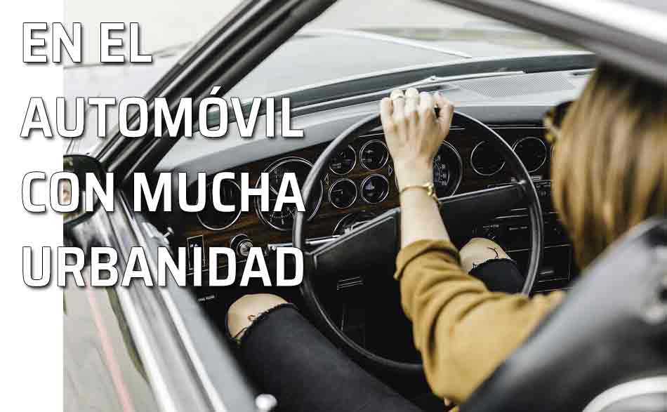 Urbanidad y automóvil Mujer conduciendo un auto