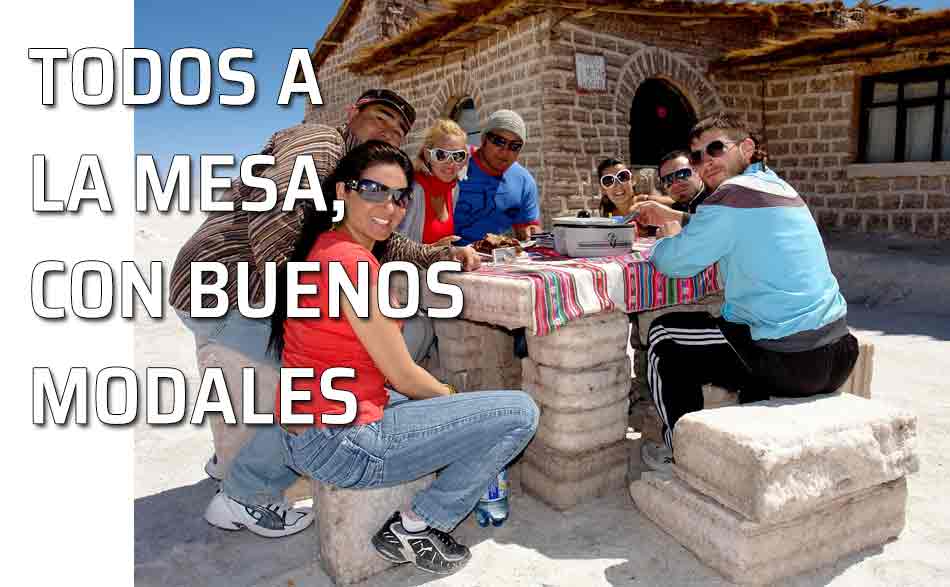 Buenos modales mesa. Familia a la hora de comer. La mesa y los buenos modales