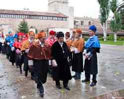 Icono Universidad de Burgos Tradicional paseillo. El Rector acompañado del nuevo Doctor Honoris Causa de la Universidad de Burgos