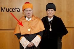 Traje universitario. La muceta El uso de la muceta y el vestuario universitario. Acto de Investidura de Doctor Honoris Causa del Sr. Luís Gámir