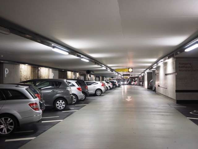 Parking. Aparcar coche - Parking