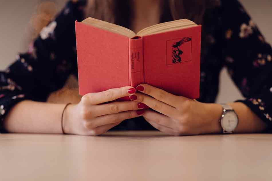 Citas sobre charlas y conversaciones. Las mejores citas sobre la plática, la charla y las conversaciones, Mujer leyenfo un libro