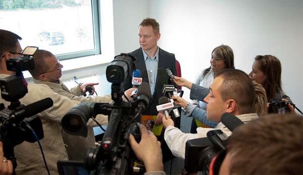 Rueda prensa. Medios de prensa cubriendo una noticia en Wloclawski Inkubator Innowacji i Przedsiebiorczoœci.