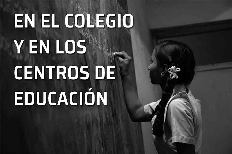 Colegios y centros educativos. Comportamiento en el colegio y en los centros de educación. Niña escribe en la pizarra