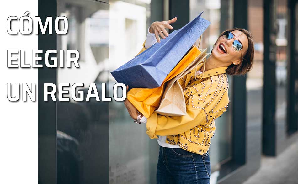 Elegir un regalo. Mujer de compras. Comprando un regalo