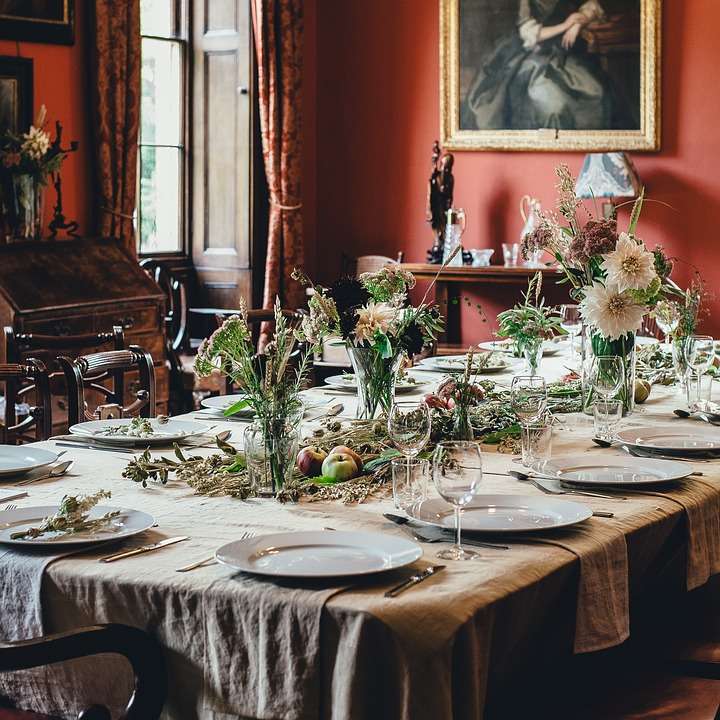 Mesa - Anfitriones. Mesa para invitados - Anfitriones