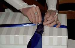 Regalo de boda. Abrir un regalo de boda.