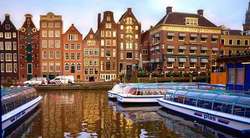 Holanda. Embarcaciones en un canal de Amsterdam.