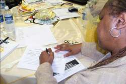 Cartas compromiso. Escribiendo una carta a mano.