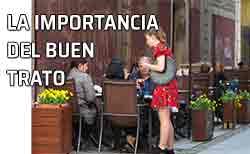Icono buen trato Camarera atiende a unos clientes