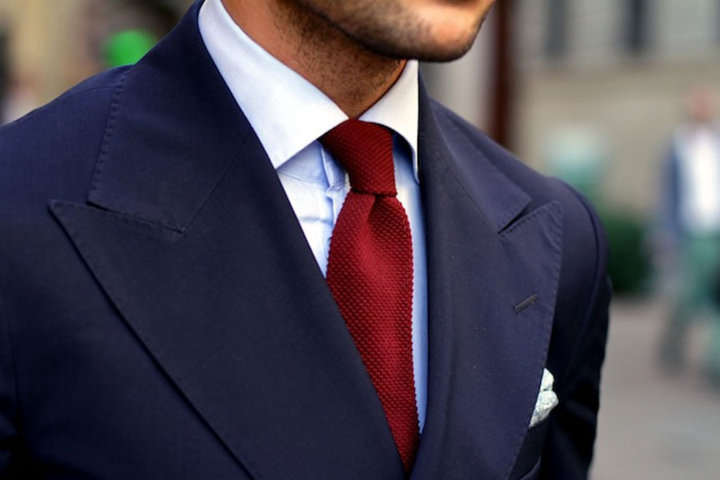 Corbata. Corbata de punto burdeos.