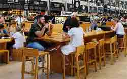 Icono conversación en la mesa Reglas de oro para mantener una conversación en la mesa. Conversando en una cafetería