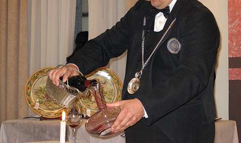 Decantar. Sumiller decantando un vino.