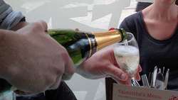 Botella cava. Felicidades mamá. Servir un poco de cava.