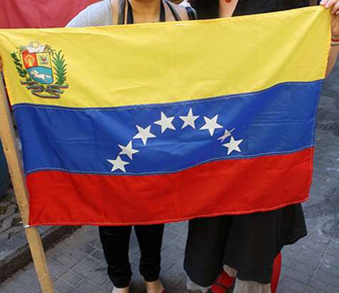 Venezuela. Dos chicas sujetado la bandera de Venezuela.