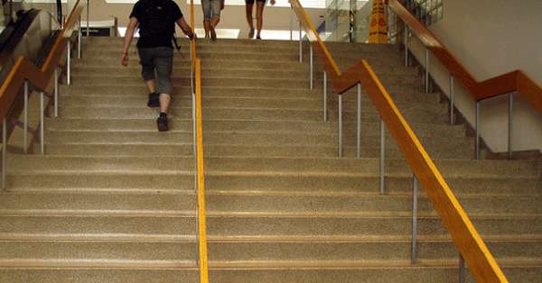 Escaleras. Una persona sube las escaleras del Dufferin Mall.