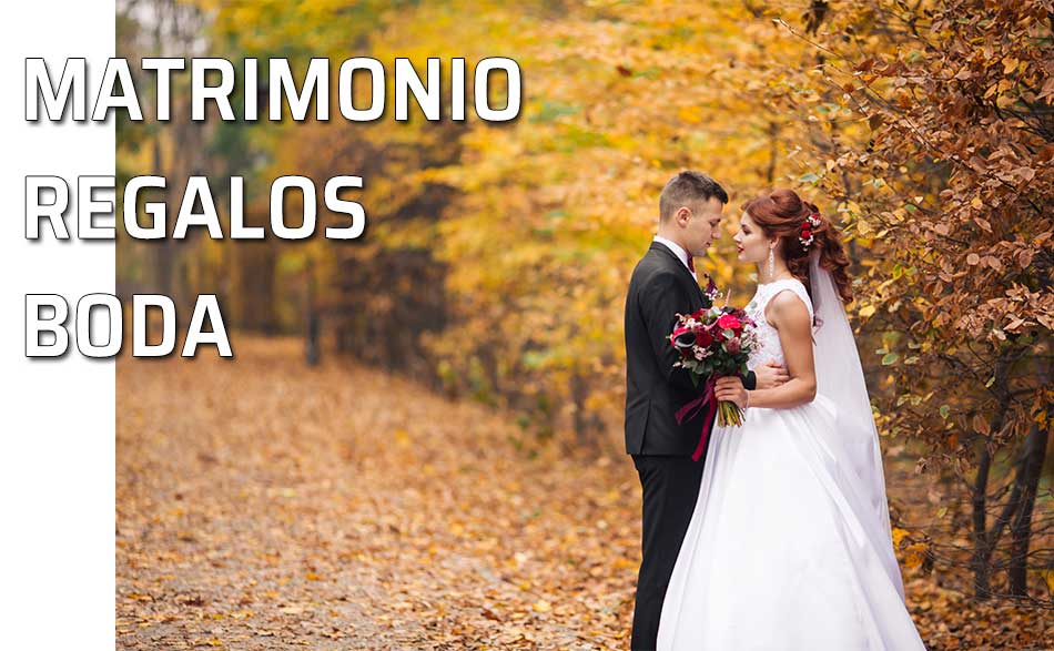 El matrimonio y los regalos. Pareja de novios en el bosque