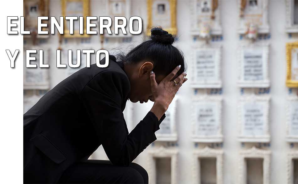 Entierro y luto. Mujer de luto por la muerte de un ser querido
