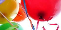 Globos Globos y cintas para una fiesta.