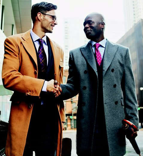 Saludar. Dos hombres se saludan