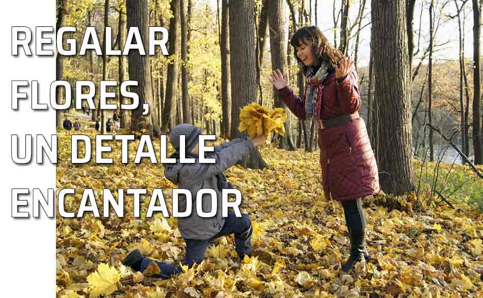 Regalar flores, un buen detalle. Un niño regala flores a su madre