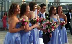 Damas de honor Damas de honor junto a los novios.