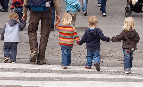 Nenes Niños cruzando por un paso de peatones.