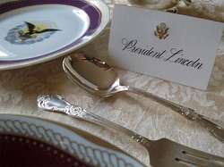 Mesa formal Mesa formal con cartel identificativo.