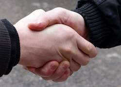 Saludar. Dar la mano.