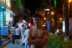 Icono ir sin camiseta Ir por la calle sin camiseta. Normativas municipales prohíben ir sin camiseta