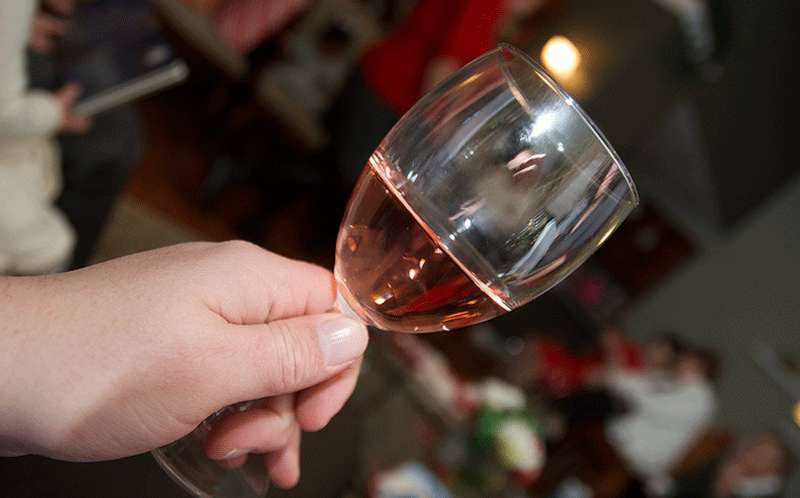 Vino rosado. Coa de vino rosado en Navidad.