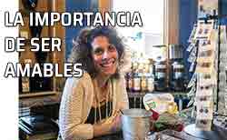 Icono maleducados. Ser amables Mujer sonriente atiende su comercio
