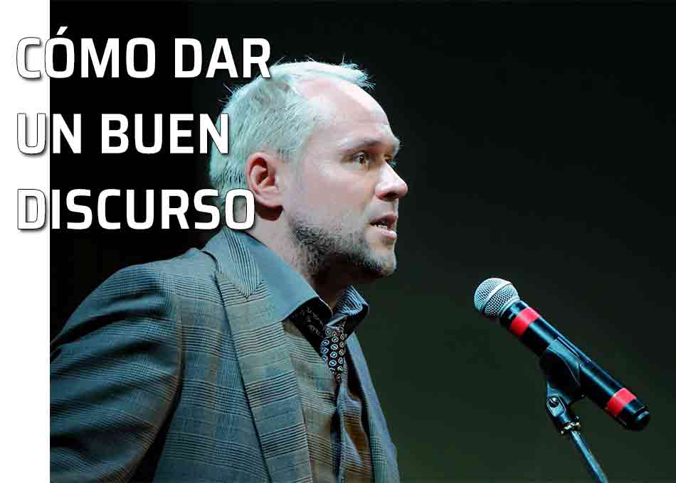 Dar un discurso. Sugerencias para que un discurso nos salga perfecto. Hombre habla por el micrófono