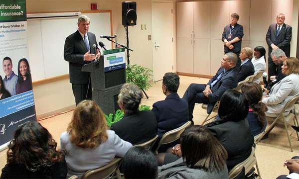 Discurso. Tom Visack se dirige al público en un centro médico de Atlanta, CA.