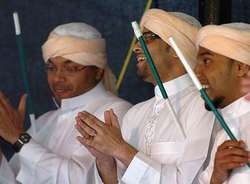 Arabes Grupo de árabes viendo un espectáculo.