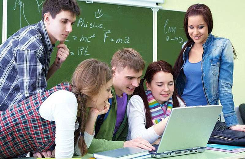 Estudiantes. Jóvenes estudiantes delante de un ordenador.