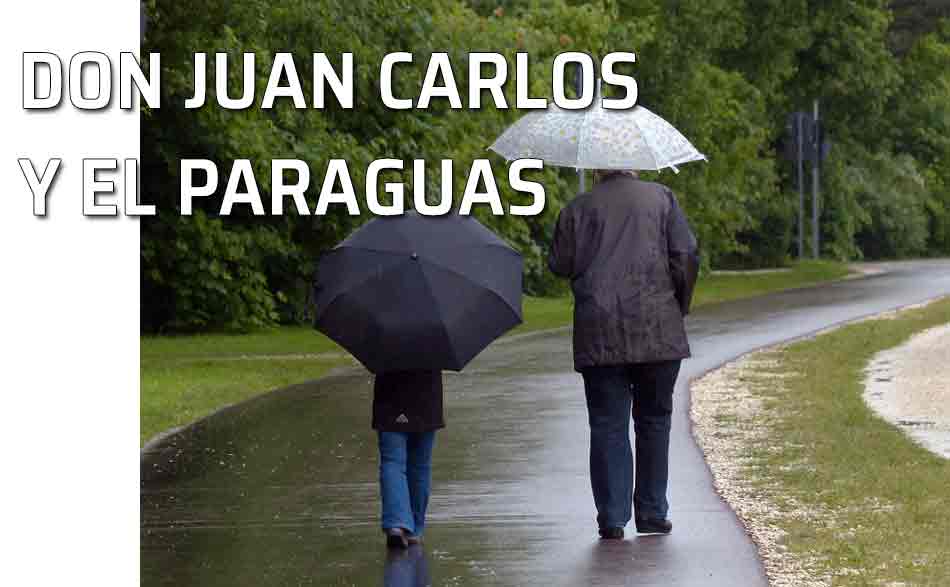 Don Juan Carlos y el paraguas. Dos personas bajo la lluvia