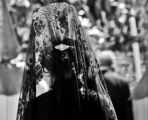 Mantilla. Mujer de mantilla en una procesión.