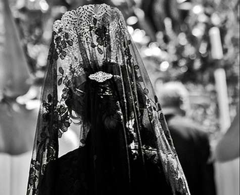 Mantilla. Mujer de mantilla en una procesión.