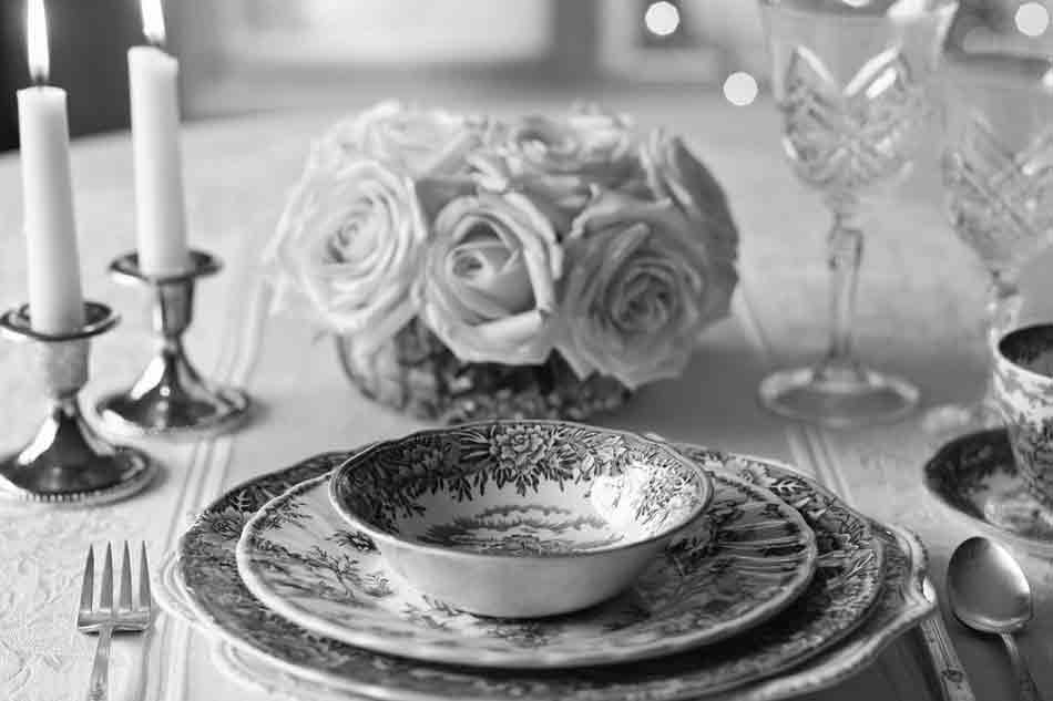 Malos hábitos en la mesa Cuidar los malos hábitos y la mala educación en la mesa y en la vida diaria. Mesa elegante para una cena
