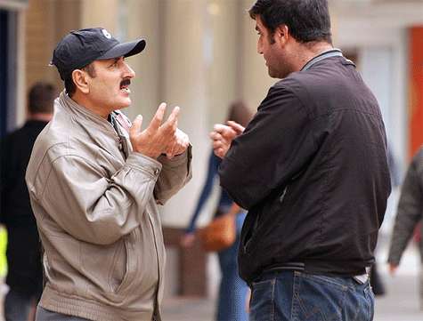 Conversación. Una conversación en la calle.
